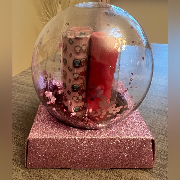 Lip Balm Collection - Set Of 4 In Decorative Gift Set Globe - Picture 3 of 7